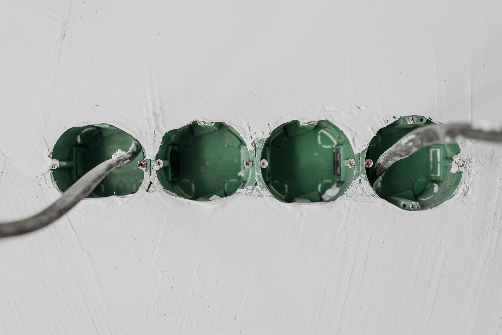 Boîtiers électriques encastrés dans un mur, en cours d'installation